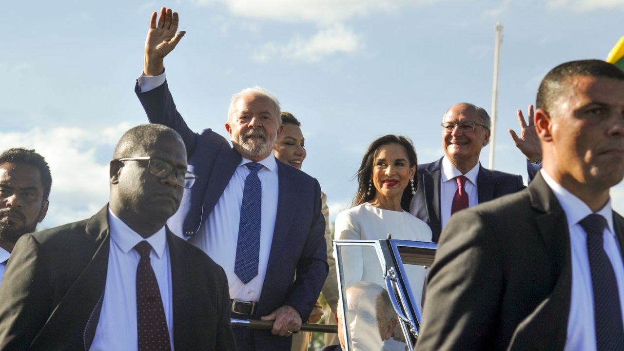 Luiz Inácio Lula da Silva prestando juramento no Palácio do Planalto