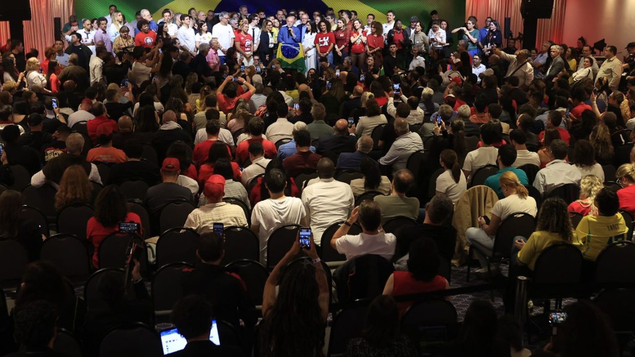 Luiz Inácio Lula da Silva discursando após vitória nas urnas