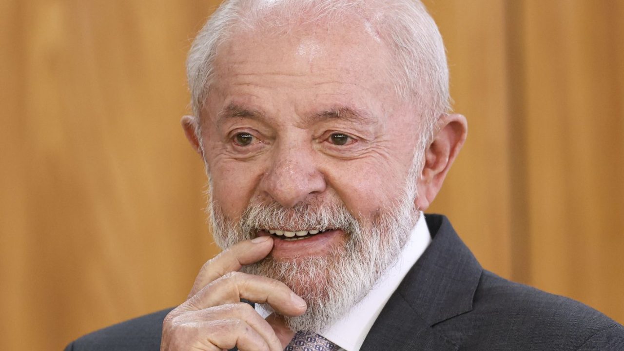 Luiz Inácio Lula da Silva e Flávio Bolsonaro recebendo votos de brasileiros em Portugal durante o segundo turno das eleições de 2026