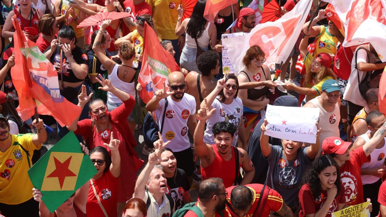 Urna eletrônica com cédulas de votação nas eleições presidenciais de 2026