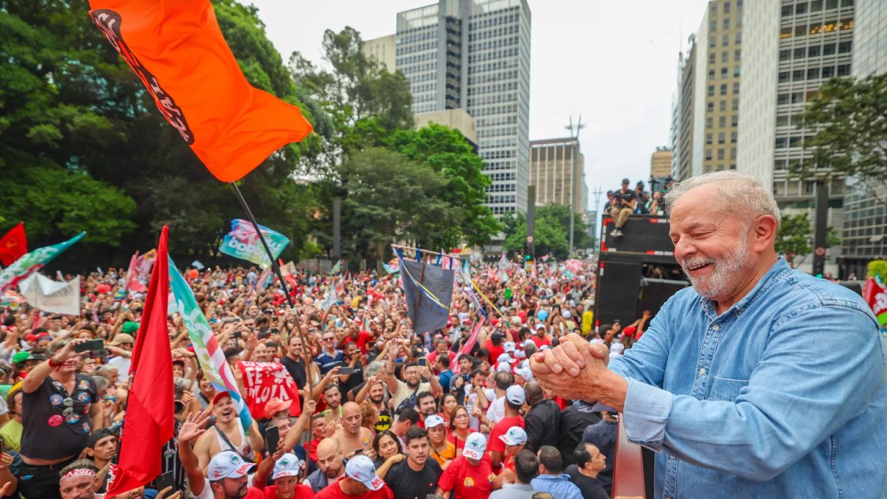 Mapa de votação da Grande São Paulo mostrando cidades vencidas por Lula e Flávio Bolsonaro