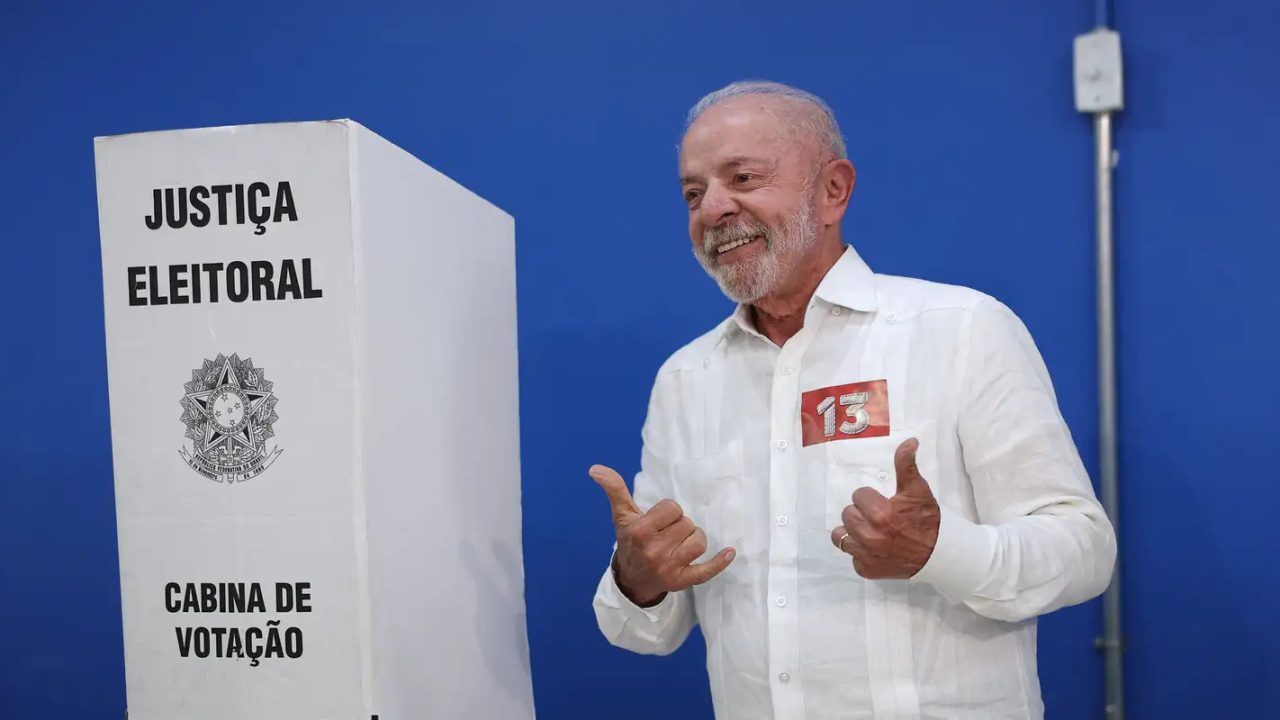 Presidente Lula votando na Escola Estadual João Firmino Correia de Araújo, em São Bernardo do Campo