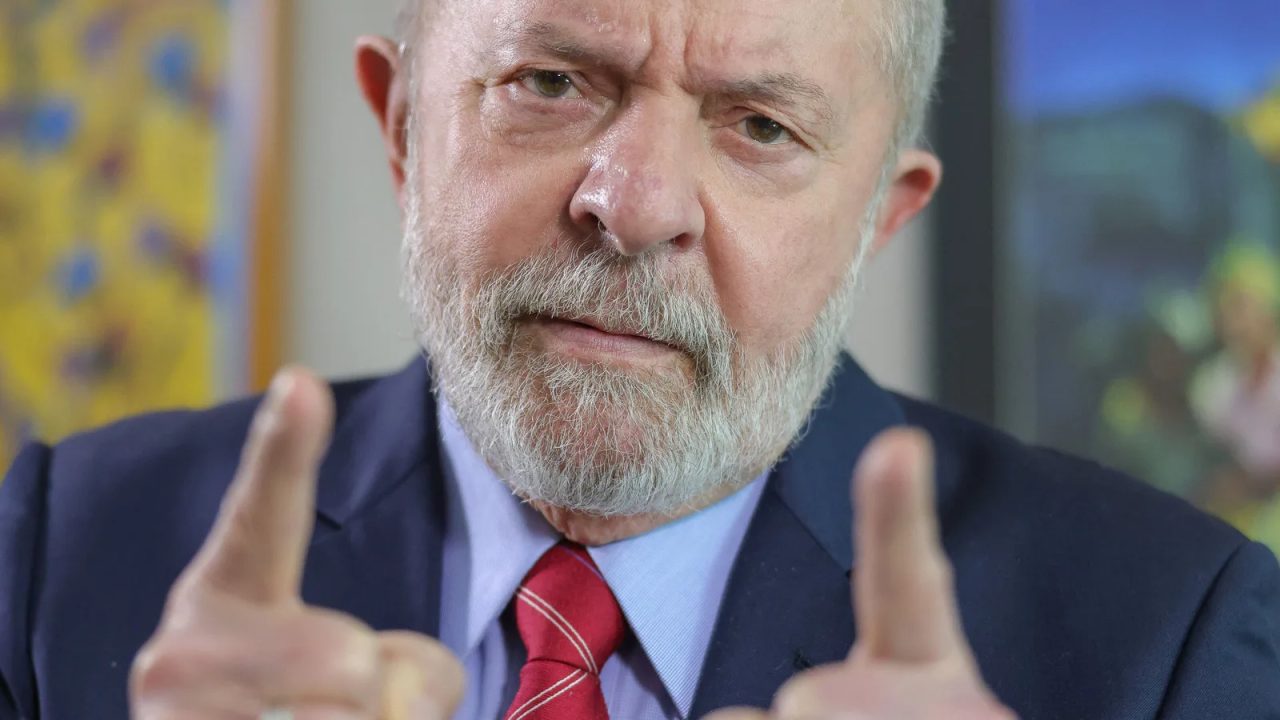 Manifestantes reunidos na Praça Raul Soares, em Belo Horizonte, apoiando Lula