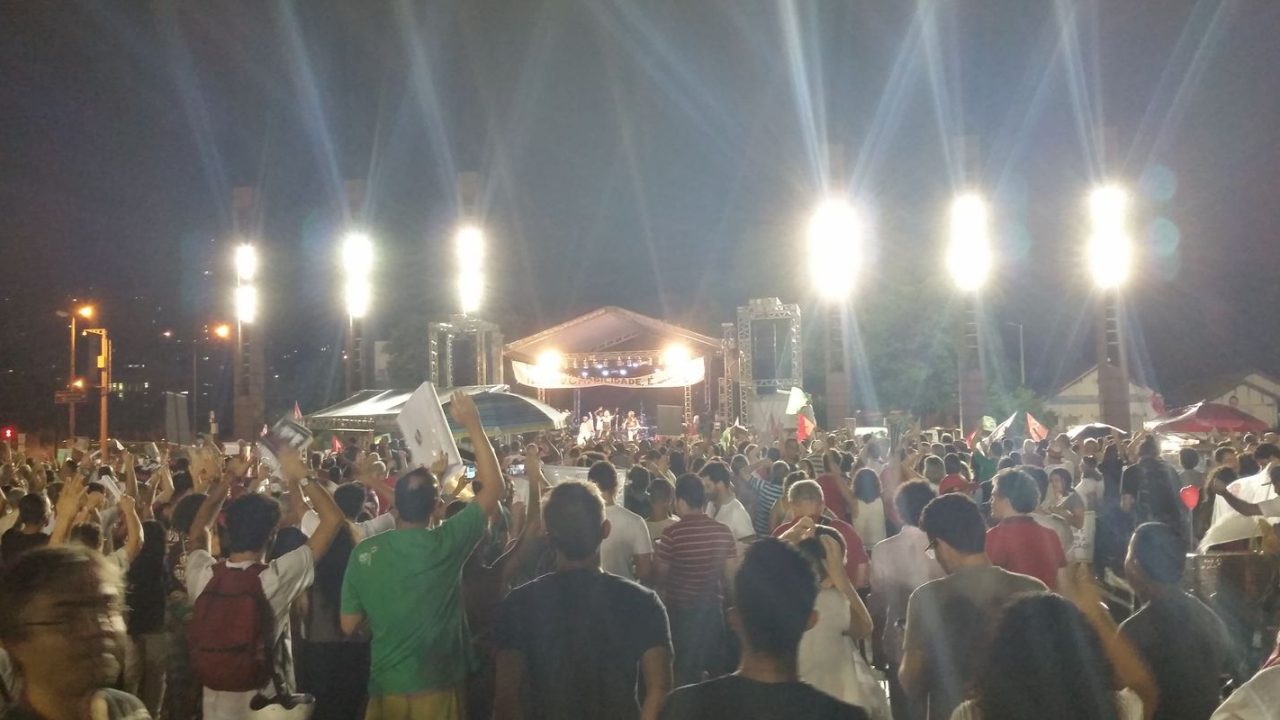 Manifestantes reunidos na Praça da Estação, em Belo Horizonte, apoiando o presidente Lula