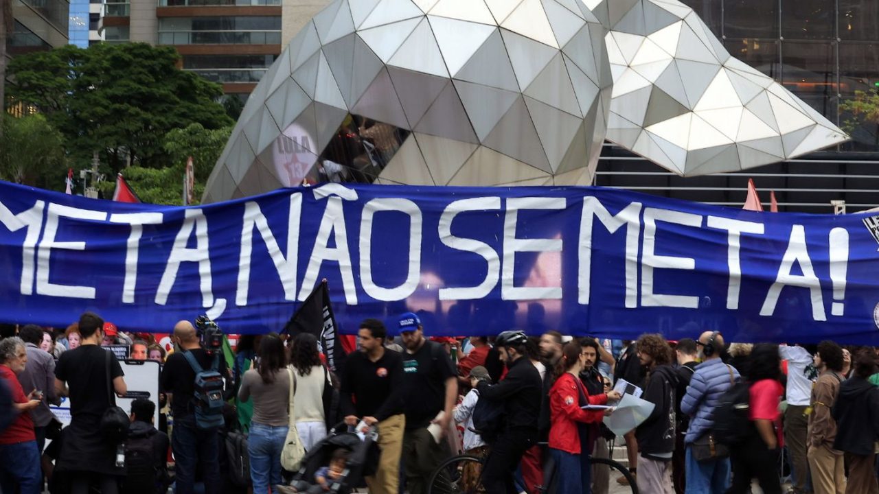 Manifestantes em frente à sede da Meta na Avenida Faria Lima, São Paulo