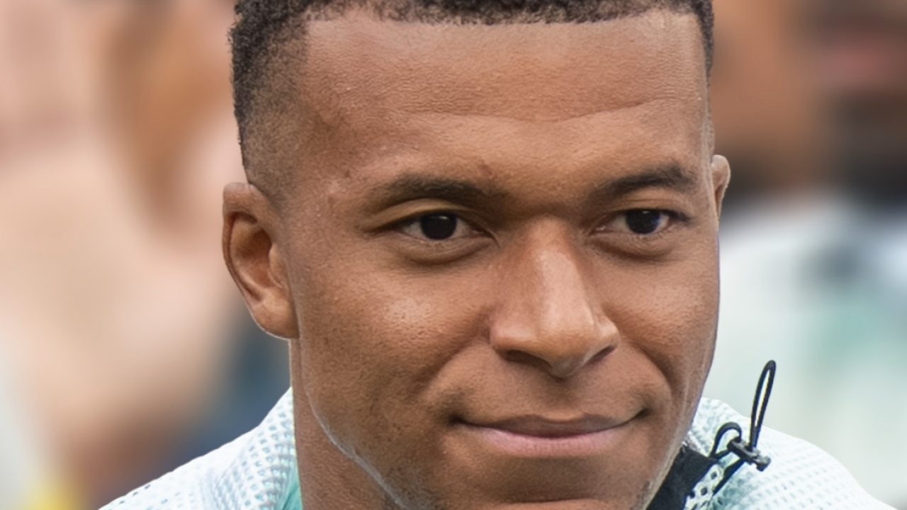 Kylian Mbappé em uniforme do Real Madrid, rosto sobreposto a imagem de Mao Tsé-Tung