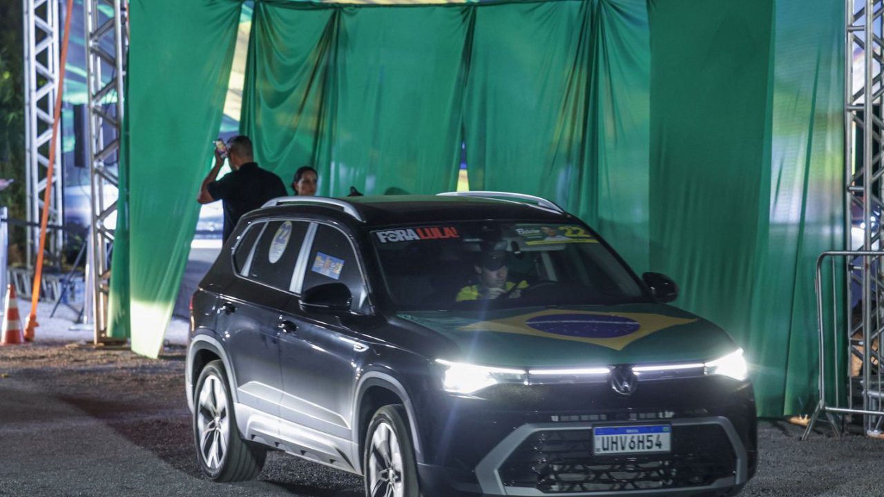 Flávio Bolsonaro e Lula em campanha eleitoral