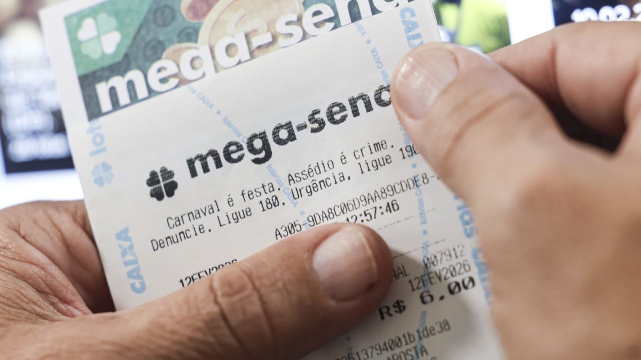 Bola da Mega-Sena com números sorteados 04 13 23 28 41 58