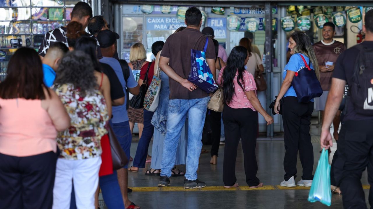 Tela de transmissão ao vivo do sorteio da Mega-Sena em São Paulo