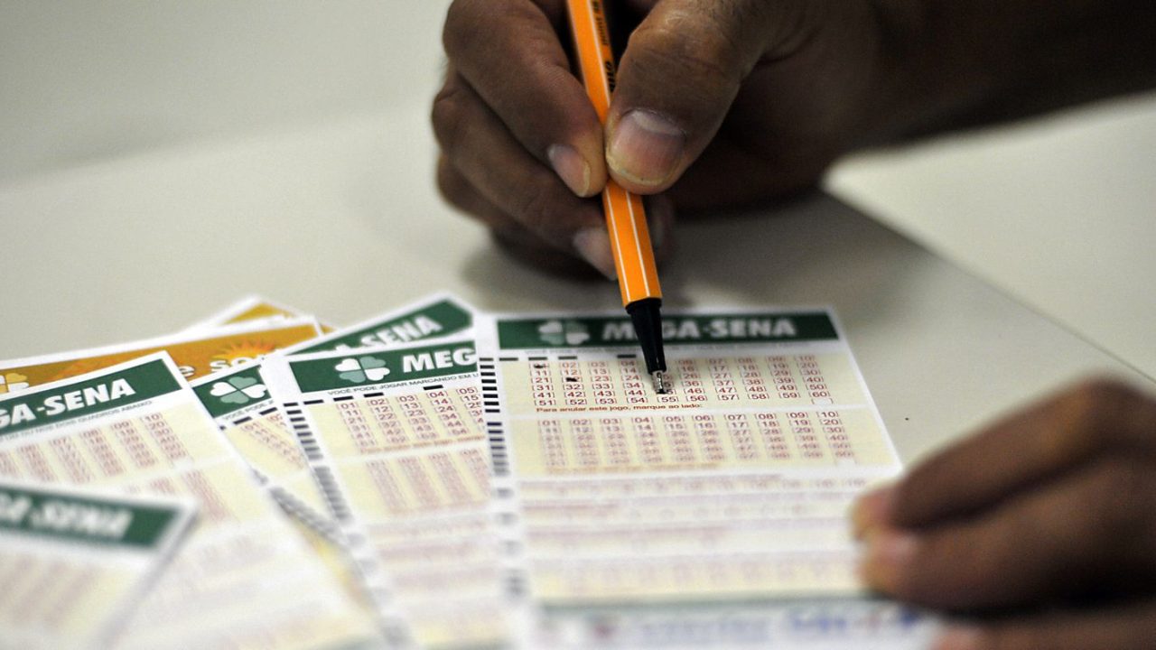 Tela de resultados da Mega-Sena com números sorteados