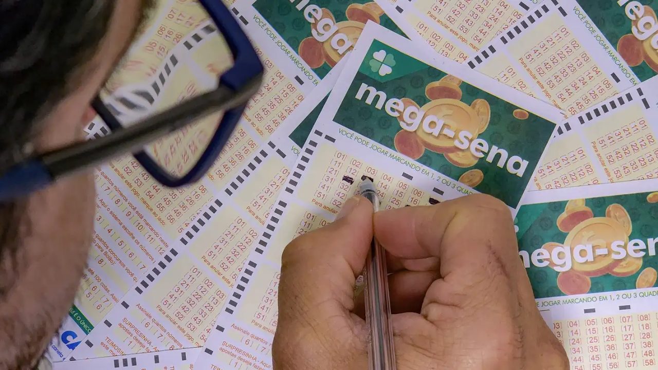 Bilhete de aposta da Mega-Sena com números e valores