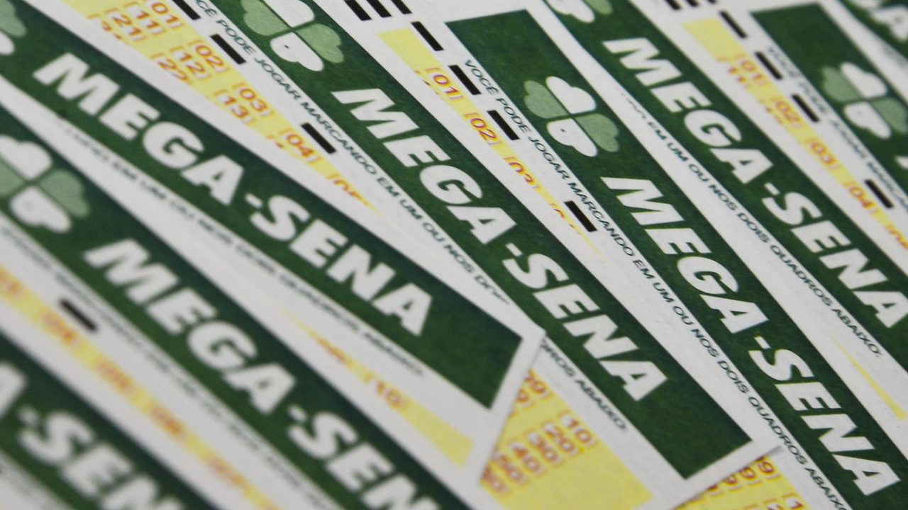 Bilhete da Mega-Sena com números sorteados e prêmio acumulado