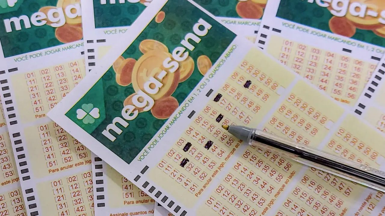 Bilhete da Mega-Sena com números sorteados