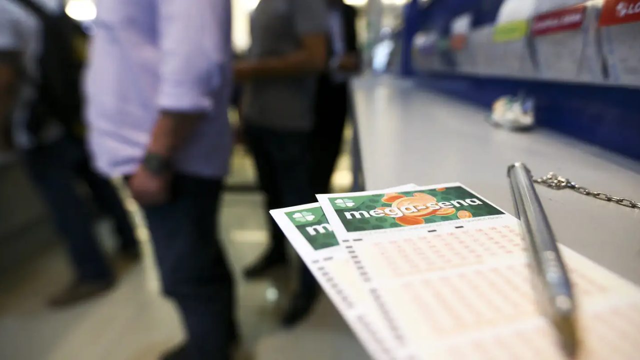 Tela de sorteio da Mega-Sena no Espaço da Sorte, São Paulo