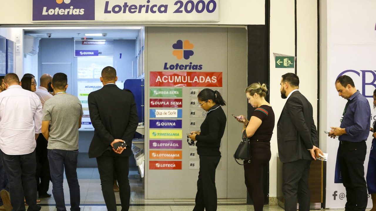 Tela de transmissão ao vivo do sorteio da Mega-Sena no Espaço da Sorte, em São Paulo