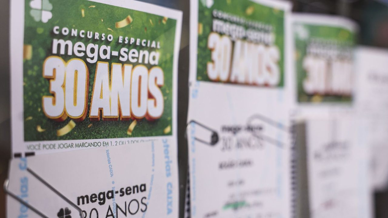 Tela de transmissão ao vivo do sorteio da Mega-Sena
