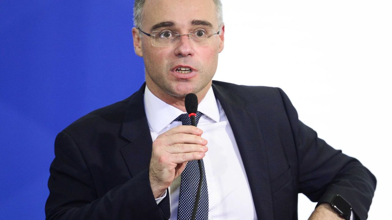 André Mendonça, vice‑presidente do TSE, anunciando decisão sobre anúncios políticos