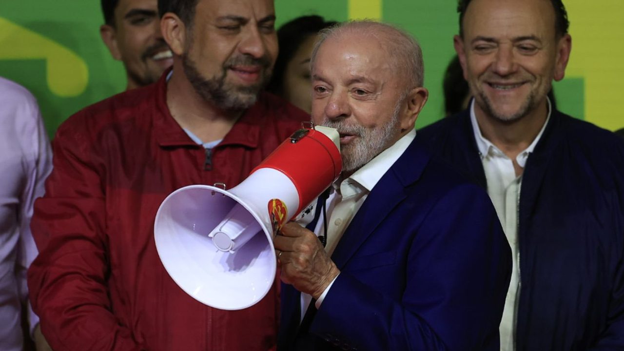Gráfico mostrando alta da bolsa e queda dos juros após divulgação do primeiro turno das eleições