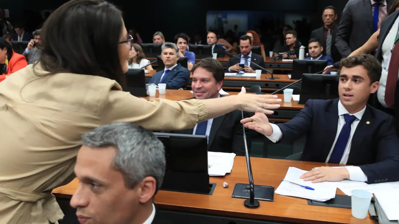 Deputado Nikolas Ferreira grava vídeo com música de Rubel no Instagram