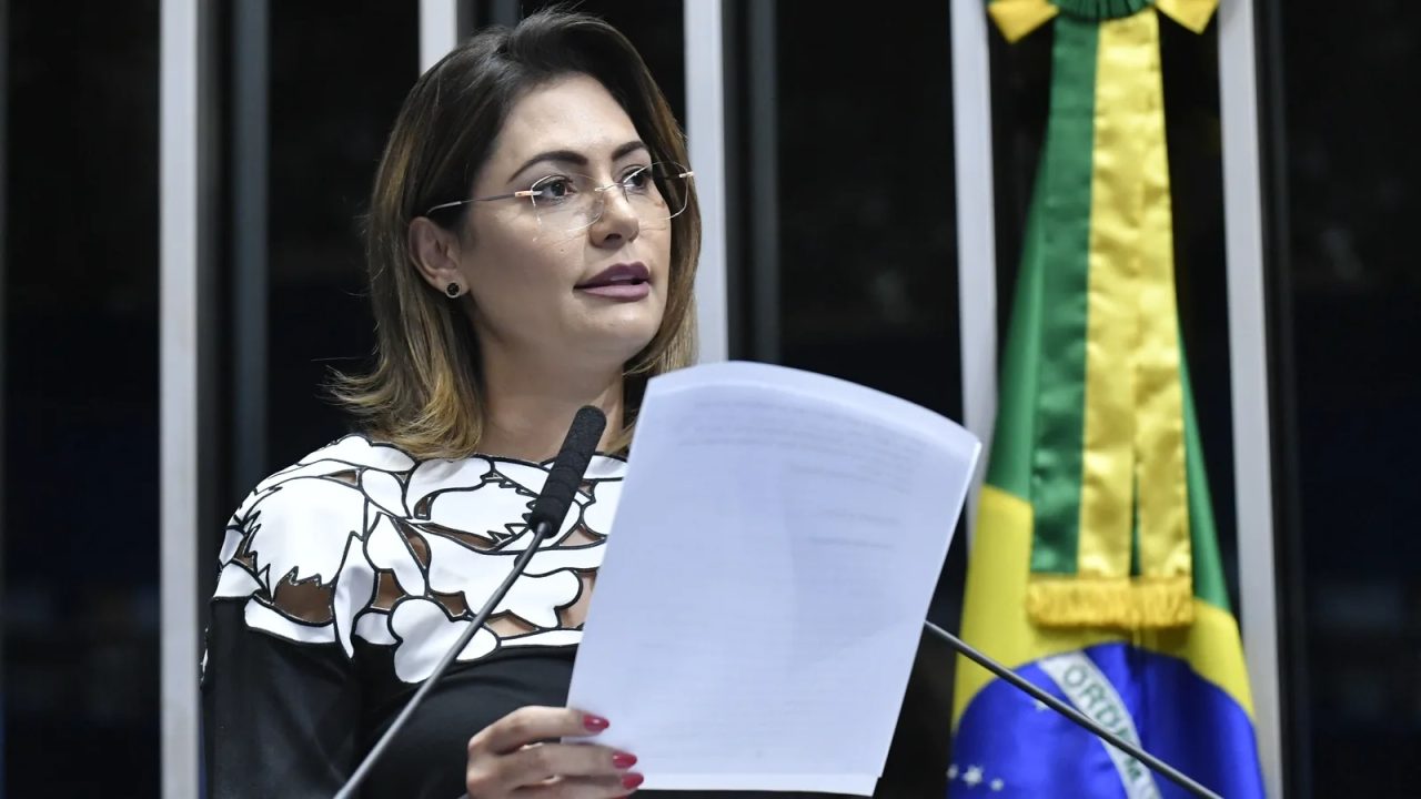 Michelle Bolsonaro em evento político agradecendo apoiadores