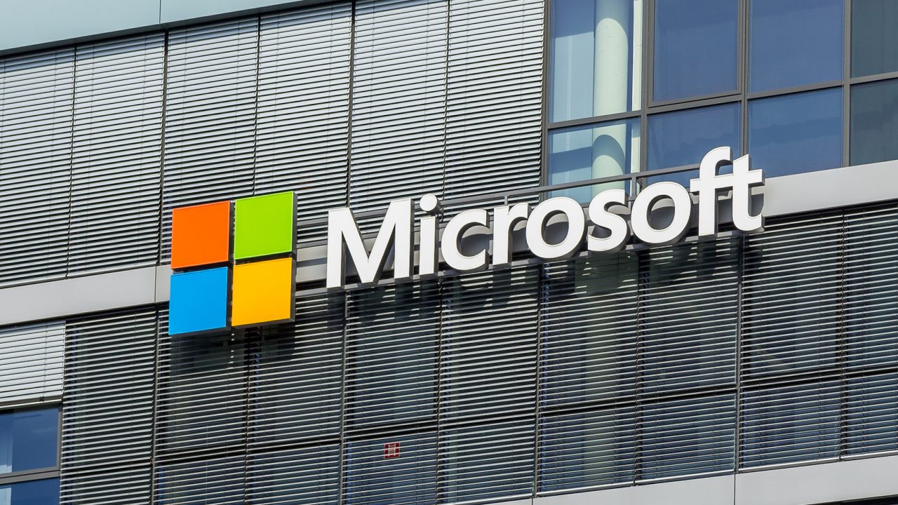 Equipe de pesquisadores da Microsoft analisando dados de diagnóstico em laboratório