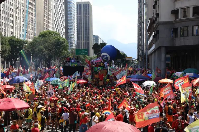 Rio de Janeiro (RJ), 18/10/2027 - Manifestação em apoio a reeleição do presidente da República Luiz Inácio Lula da Silva, organizada pela Juventude na Rua pela Democracia, na Candelária.
