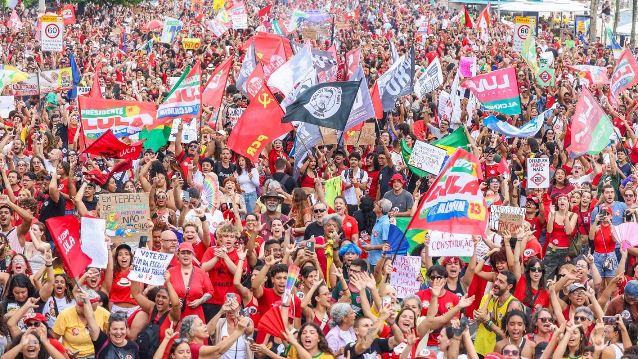 Manifestantes ocupam a orla de Copacabana em apoio ao presidente Lula