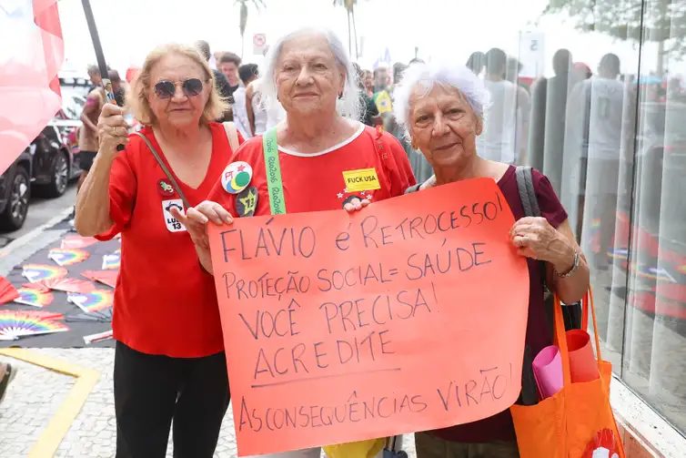 Rio de Janeiro (RJ), 12/10/2026 – As apoiadoras do Lula, Maria da Conceição Ricardo, Clara Davidorch e Júlia Brant durante ato em apoio ao presidente, que é candidato à reeleição, na praia de Copacabana, na zona sul do Rio de Janeiro.