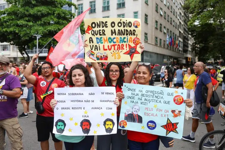 Rio de Janeiro (RJ), 12/10/2026 – Ato em apoio ao presidente Luiz Inácio Lula da Silva, que é candidato à reeleição, reúne apoiadores em Copacabana, na zona sul do Rio de Janeiro.