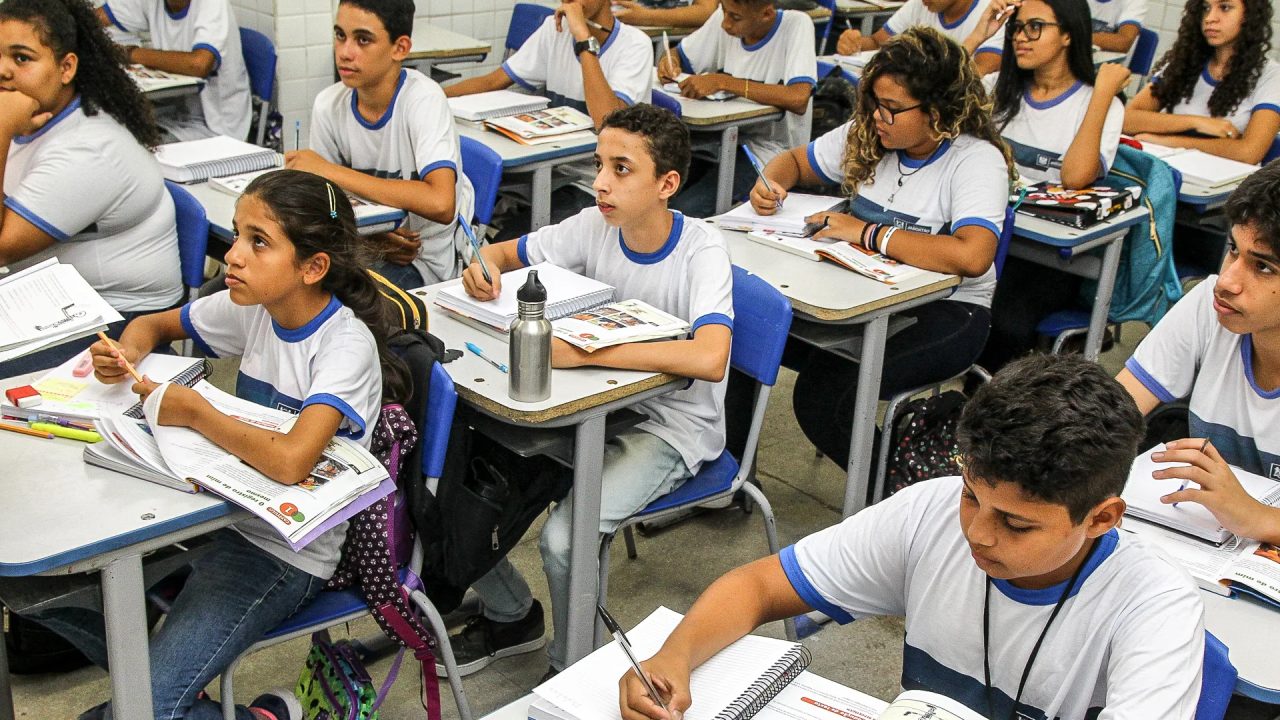 Jovens estudantes em sala de aula de curso técnico em Minas Gerais