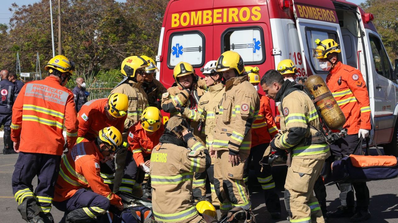 Cena de acidente aéreo em Minas Gerais com destroços de aeronave