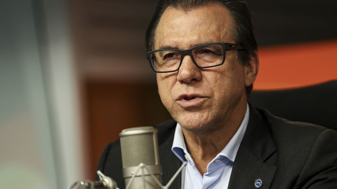 Funcionário recebendo mensagem informativa sobre assédio eleitoral no trabalho