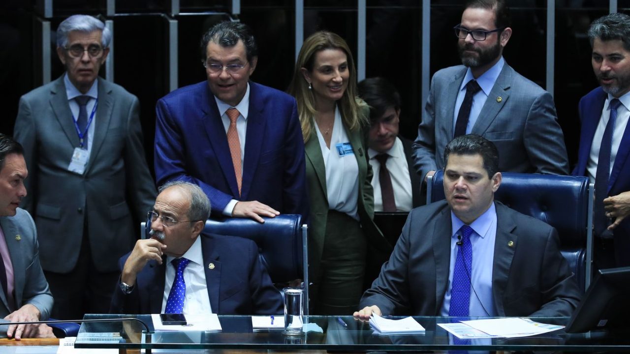 Ministro da Fazenda Dario Durigan em entrevista sobre o imposto seletivo
