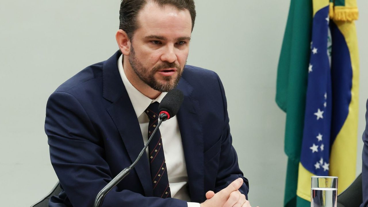Ministro da Fazenda Dario Durigan em entrevista sobre split payment