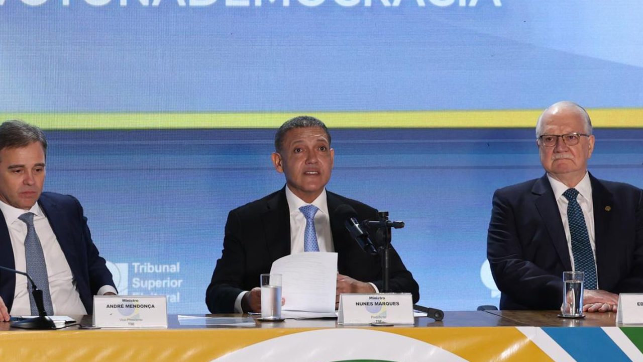 Ministro Cristiano Zanin assinando documento no STF