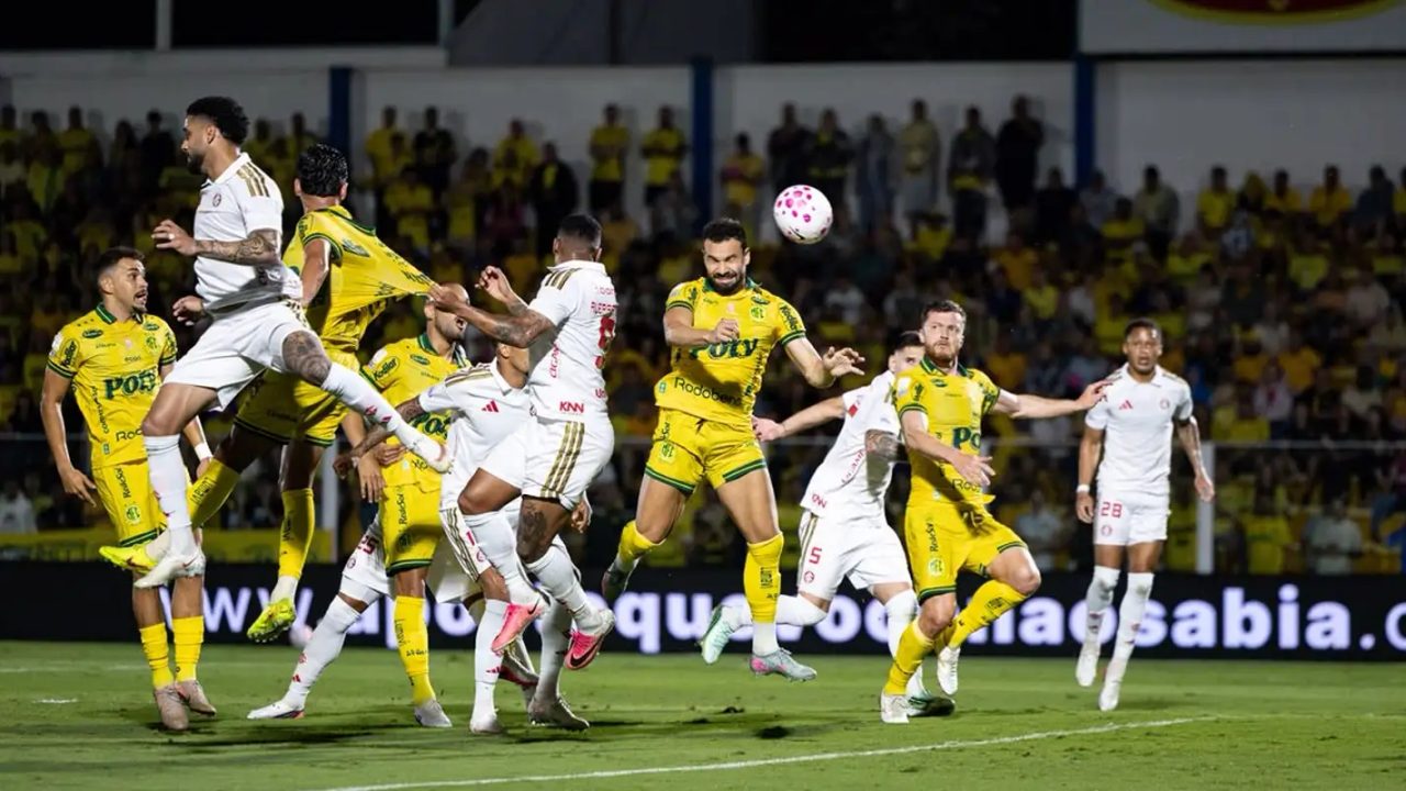 Jogadores do Mirassol comemorando gol contra o Internacional no Estádio Municipal Prefeito Waldir Pereira