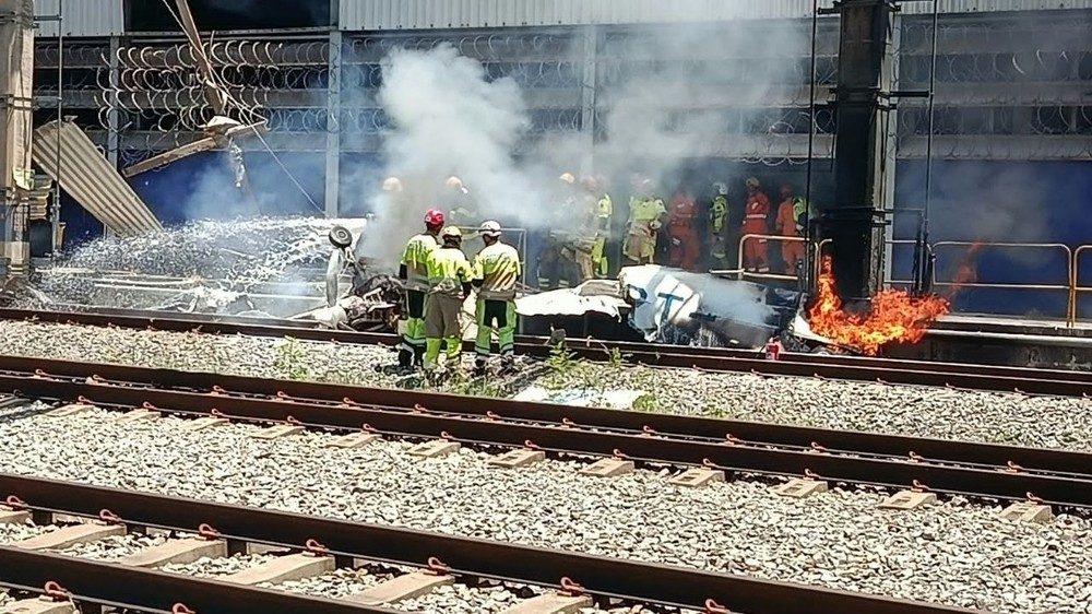 Aeronave em chamas Avião de pequeno porte cai perto de galpão do metrô de BH