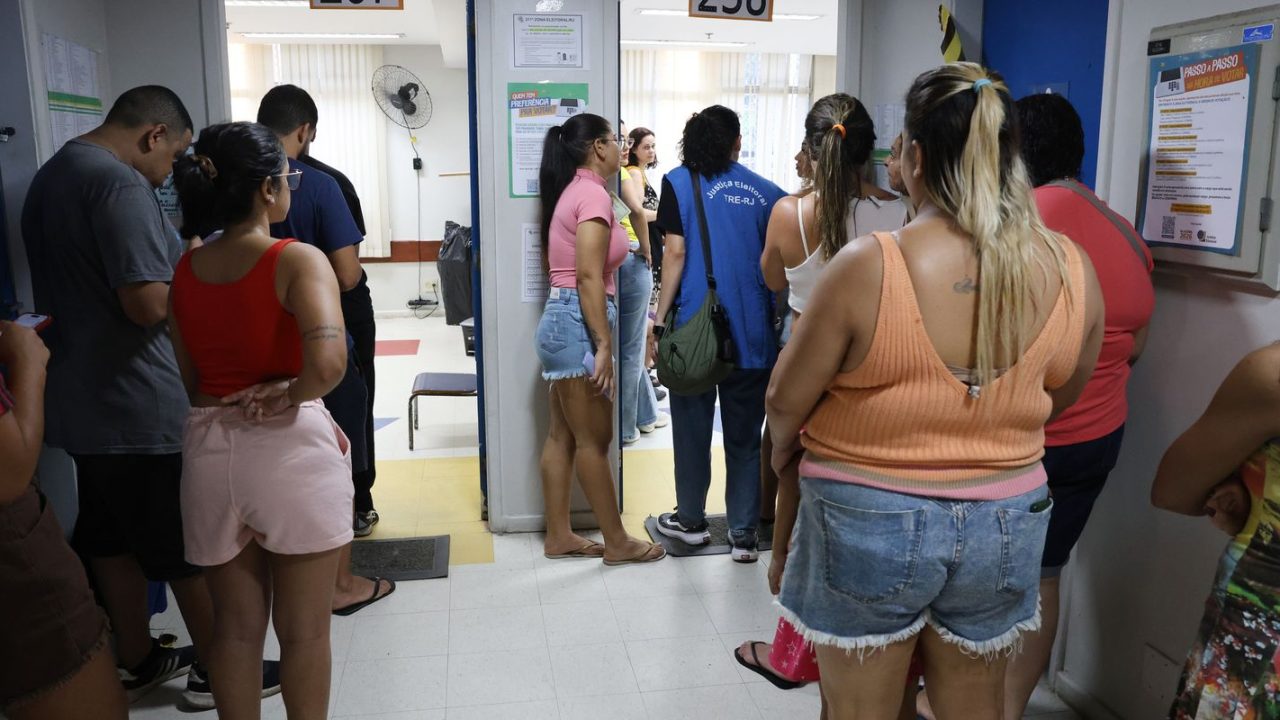 Moradores da Maré conversando sobre locais de votação