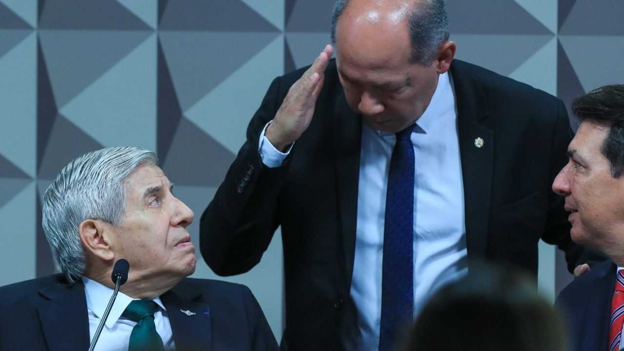 General Augusto Heleno em frente ao Hospital das Forças Armadas, em Brasília