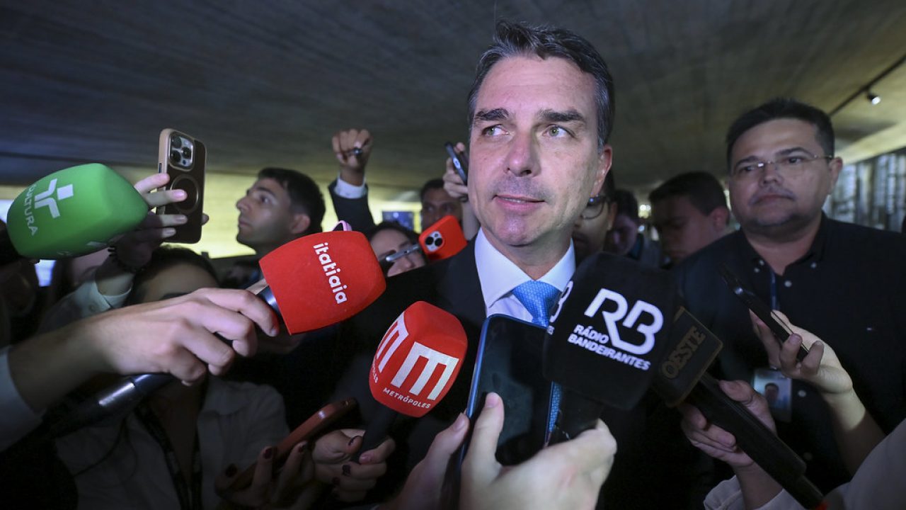 Flávio Bolsonaro sendo autorizado a visitar o pai, Jair Bolsonaro, pelo ministro Alexandre de Moraes