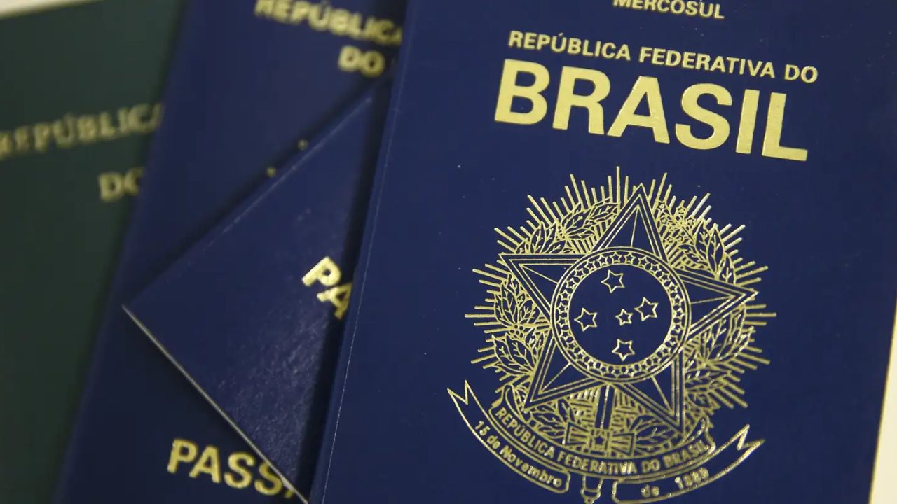 Flávio Bolsonaro em evento oficial, com bandeira do Brasil ao fundo