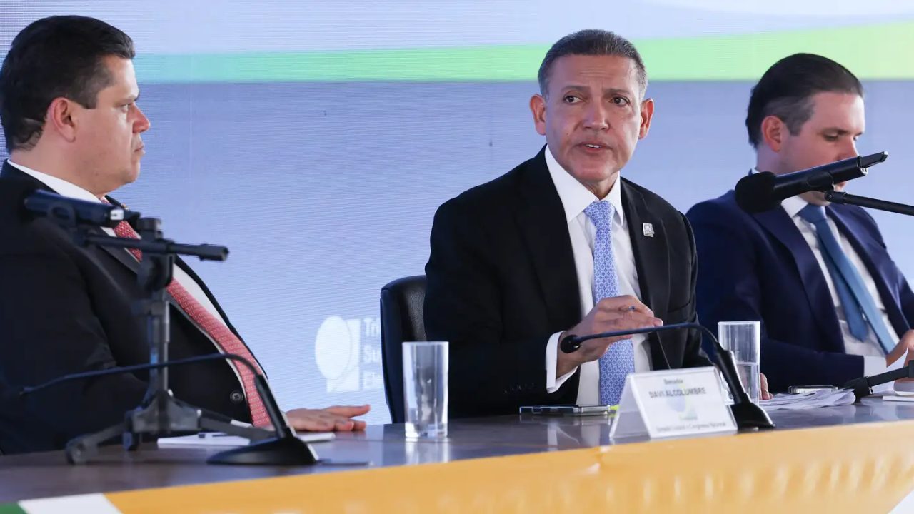 Lula, Motta e Alcolumbre em coletiva de imprensa em Brasília
