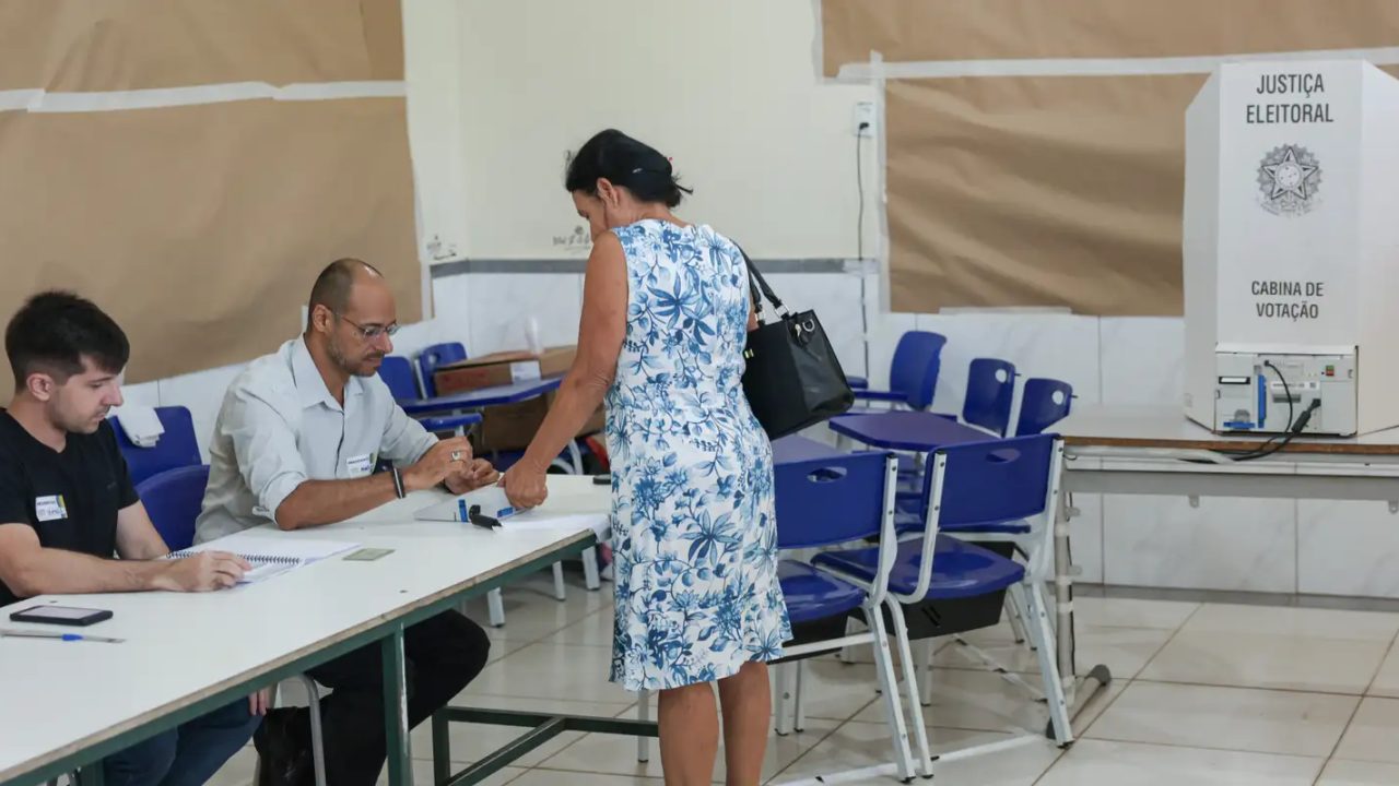 Idosa caminhando para a seção de votação em comunidade rural