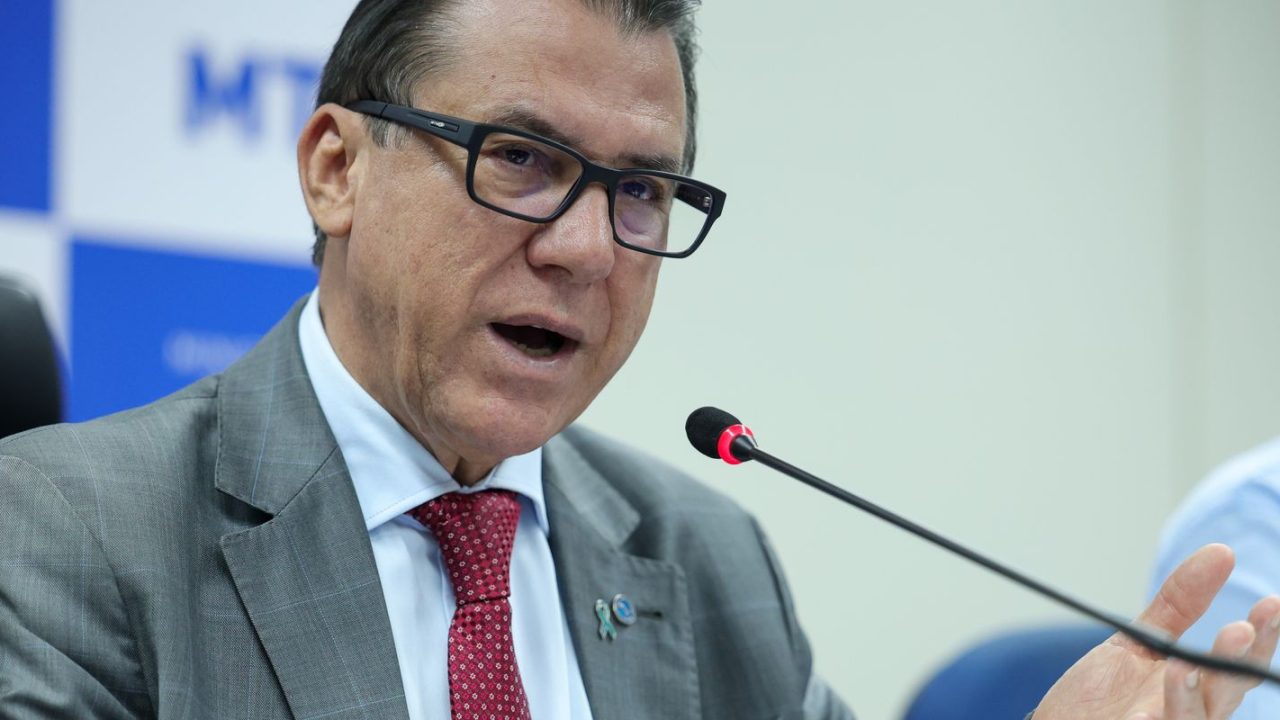 Funcionário de escritório recebendo orientação sobre denúncia de assédio eleitoral