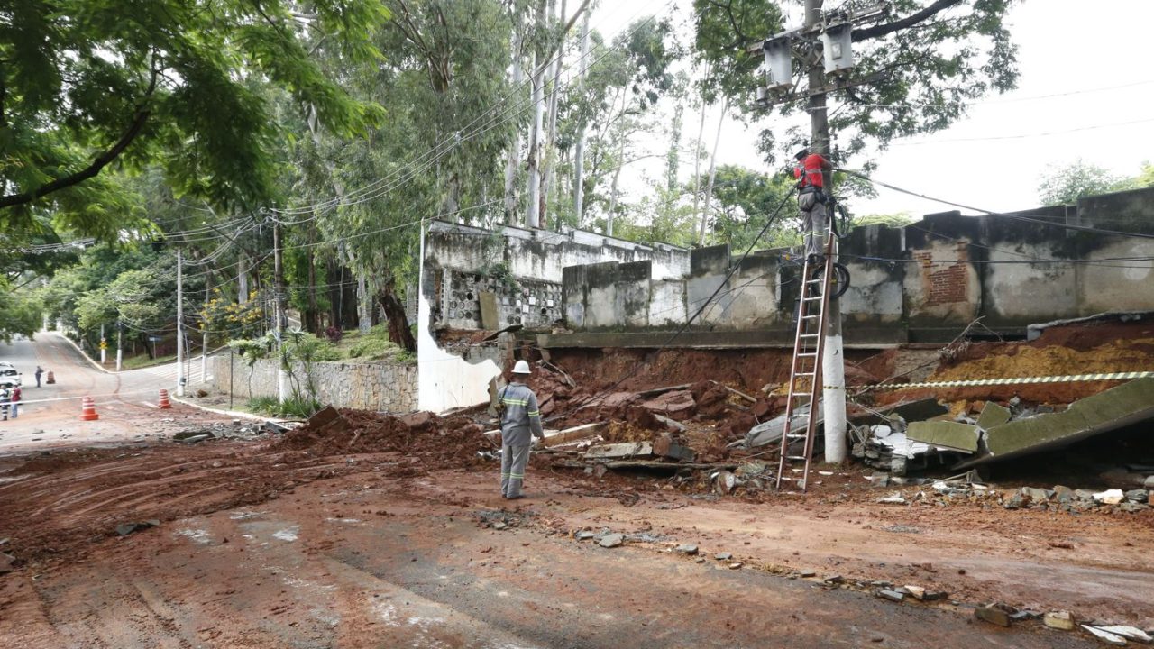 Muro de condomínio desabado no bairro João Pinheiro, Belo Horizonte
