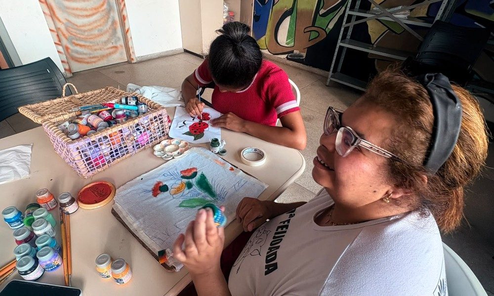 A oficina de bordados e pinturas em tecidos é realizada no Centro Cultural Vila Santa Rita, no Vale do Jatobá, na região do Barreiro