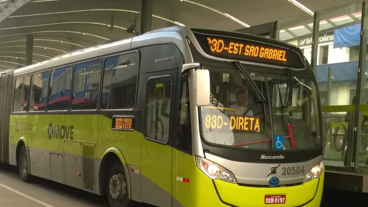 Ônibus em chamas na rua de Belo Horizonte, com bombeiros ao redor