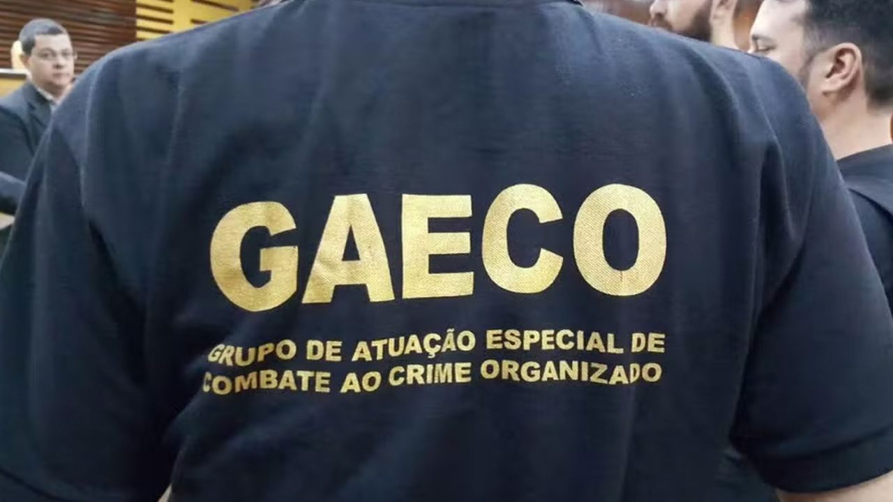 Policiais da PF e do MP executando mandados em São Paulo e Paraná