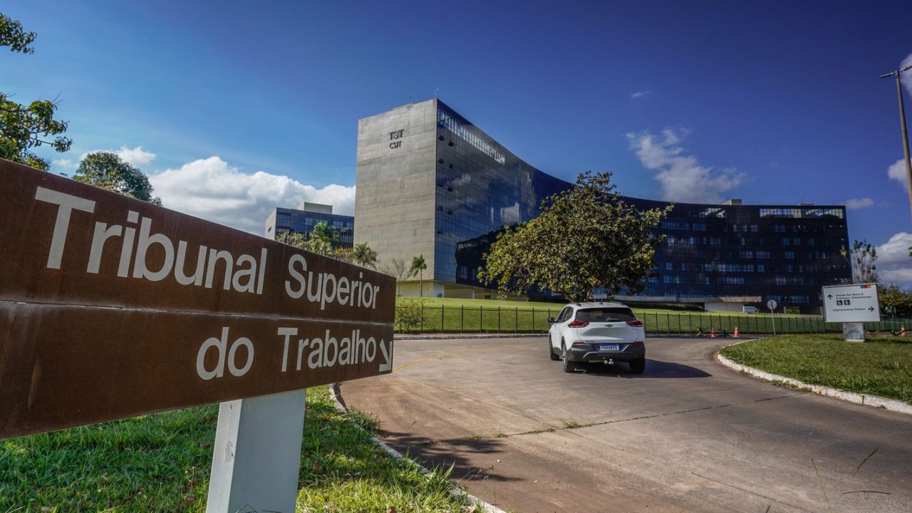 Operador de produção sendo afastado enquanto exerce atividade pastoral
