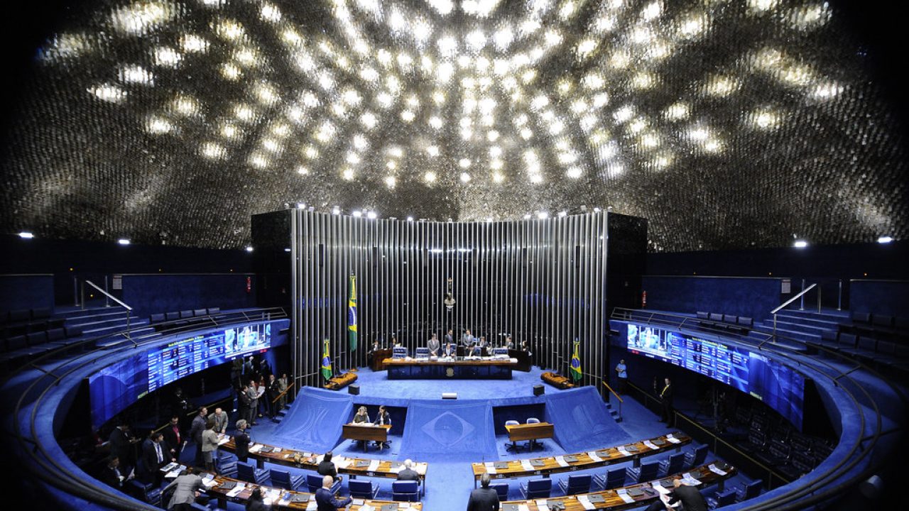 Senadores votando a favor da PEC que elimina a escala 6x1